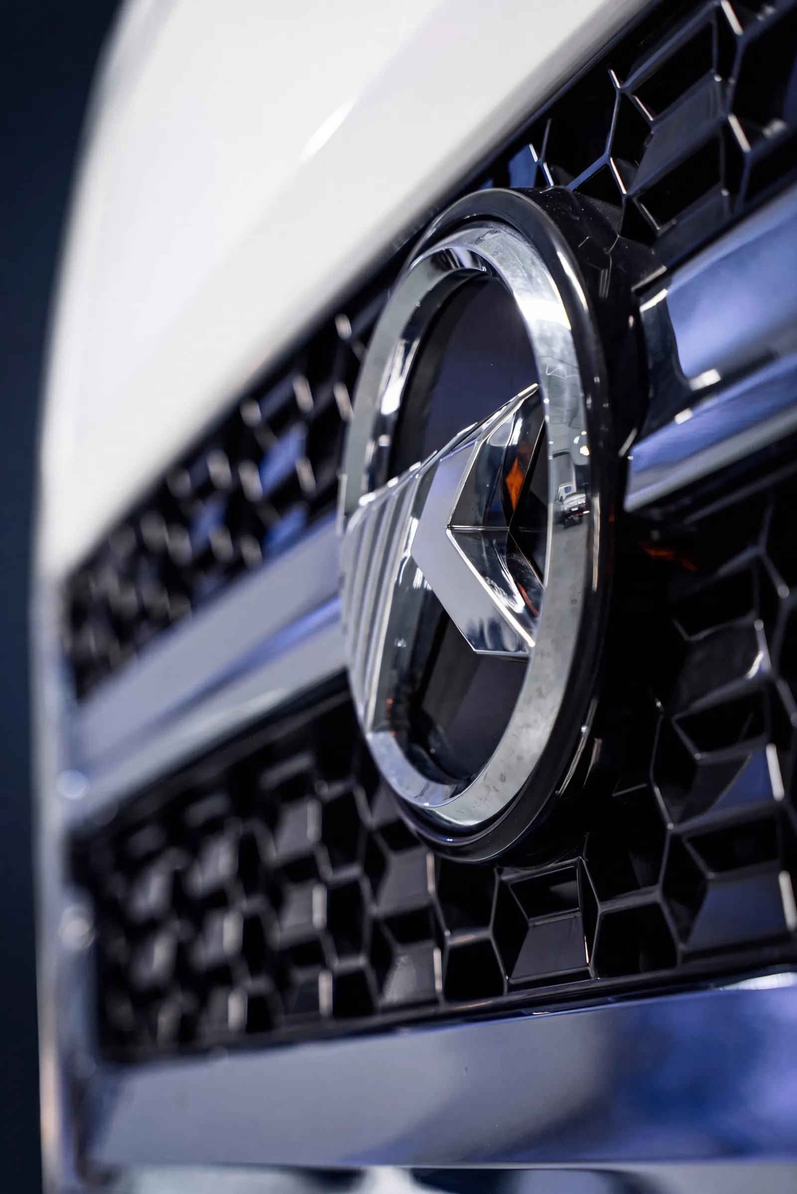 Parrilla frontal del KAMA M3 con el emblema de la marca
