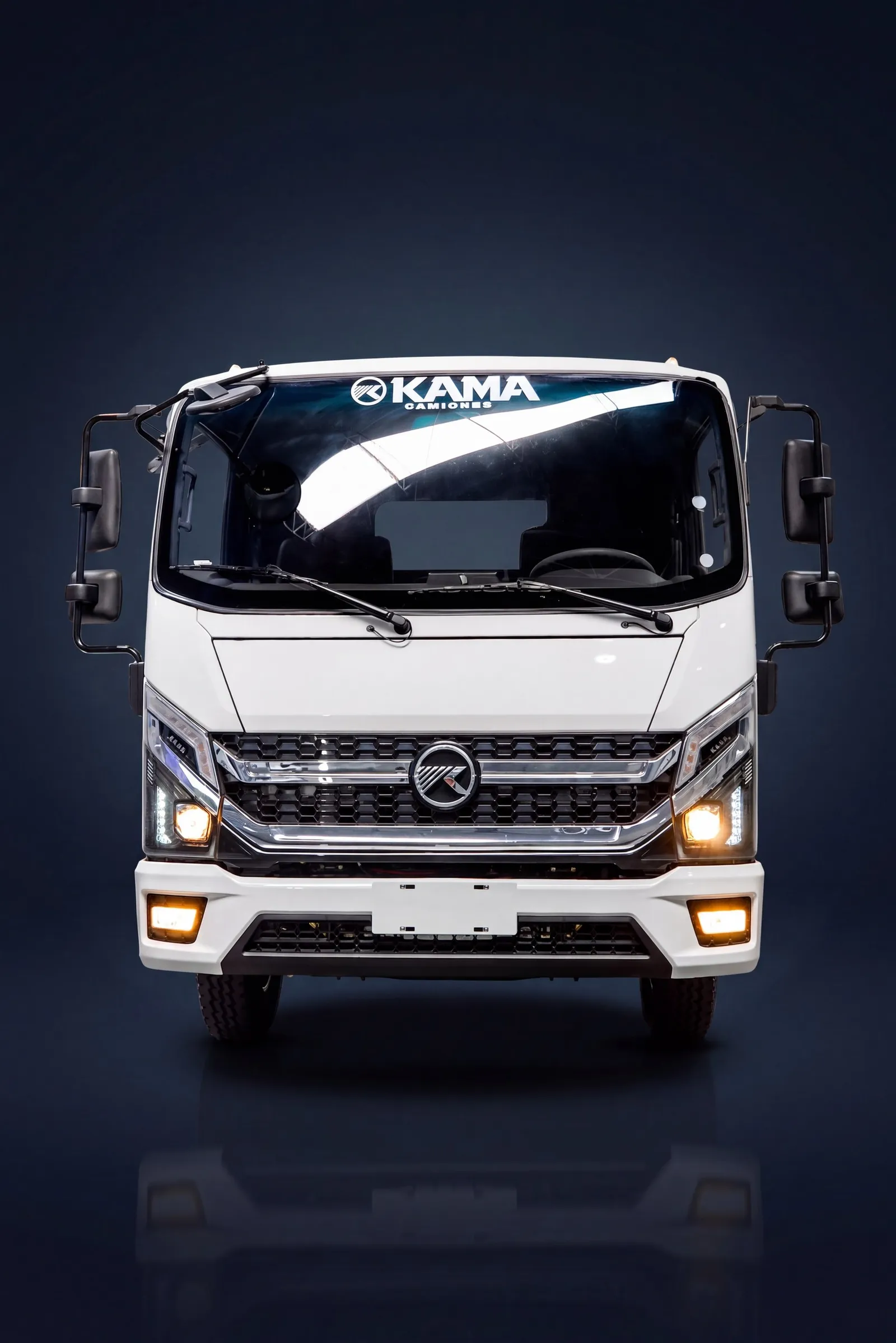 KAMA M3 visto de frente, con las luces encendidas