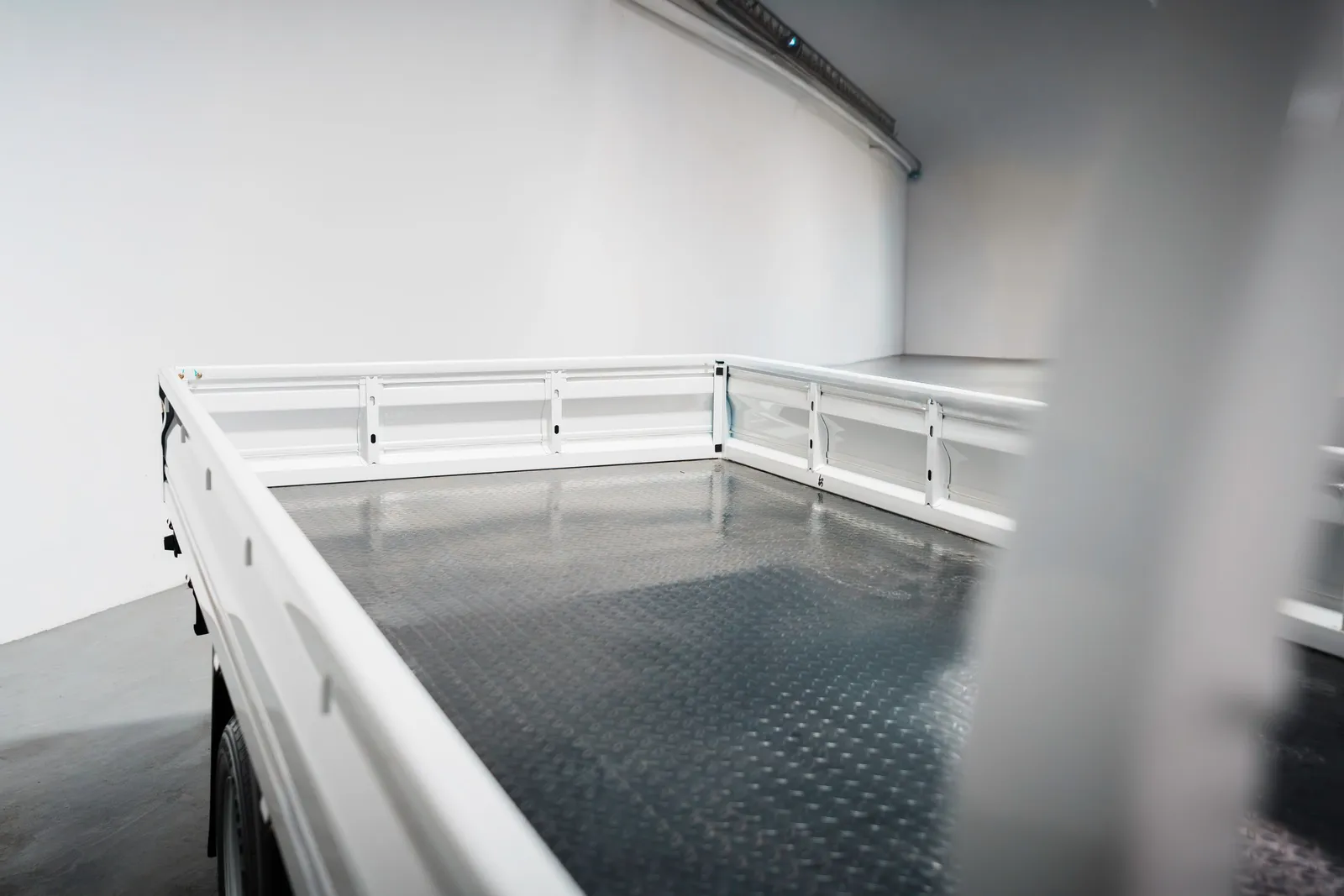 Piso de chapa antideslizante de la caja del KAMA X1, con ganchos perimetrales de sujeción