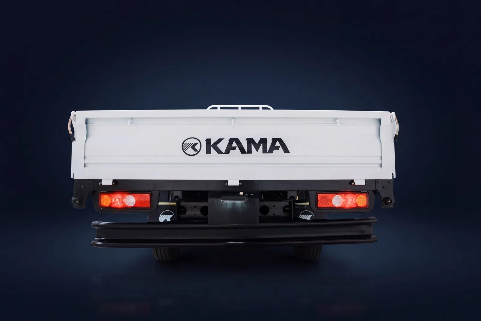 Portón trasero de la caja del KAMA X1, con el logo KAMA y las ópticas