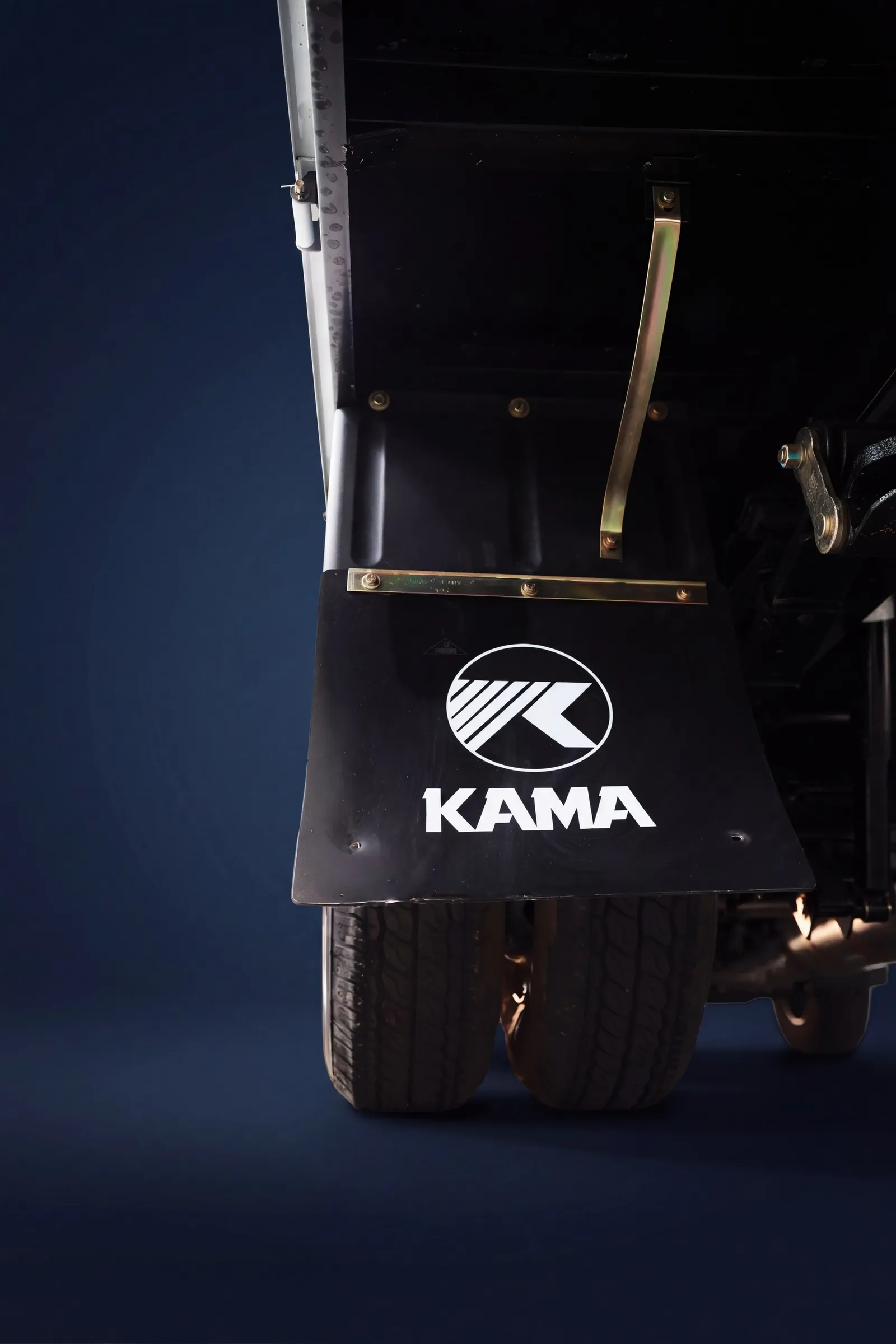 Guardabarros trasero del KAMA X1 con la pollera KAMA y el rodado dual
