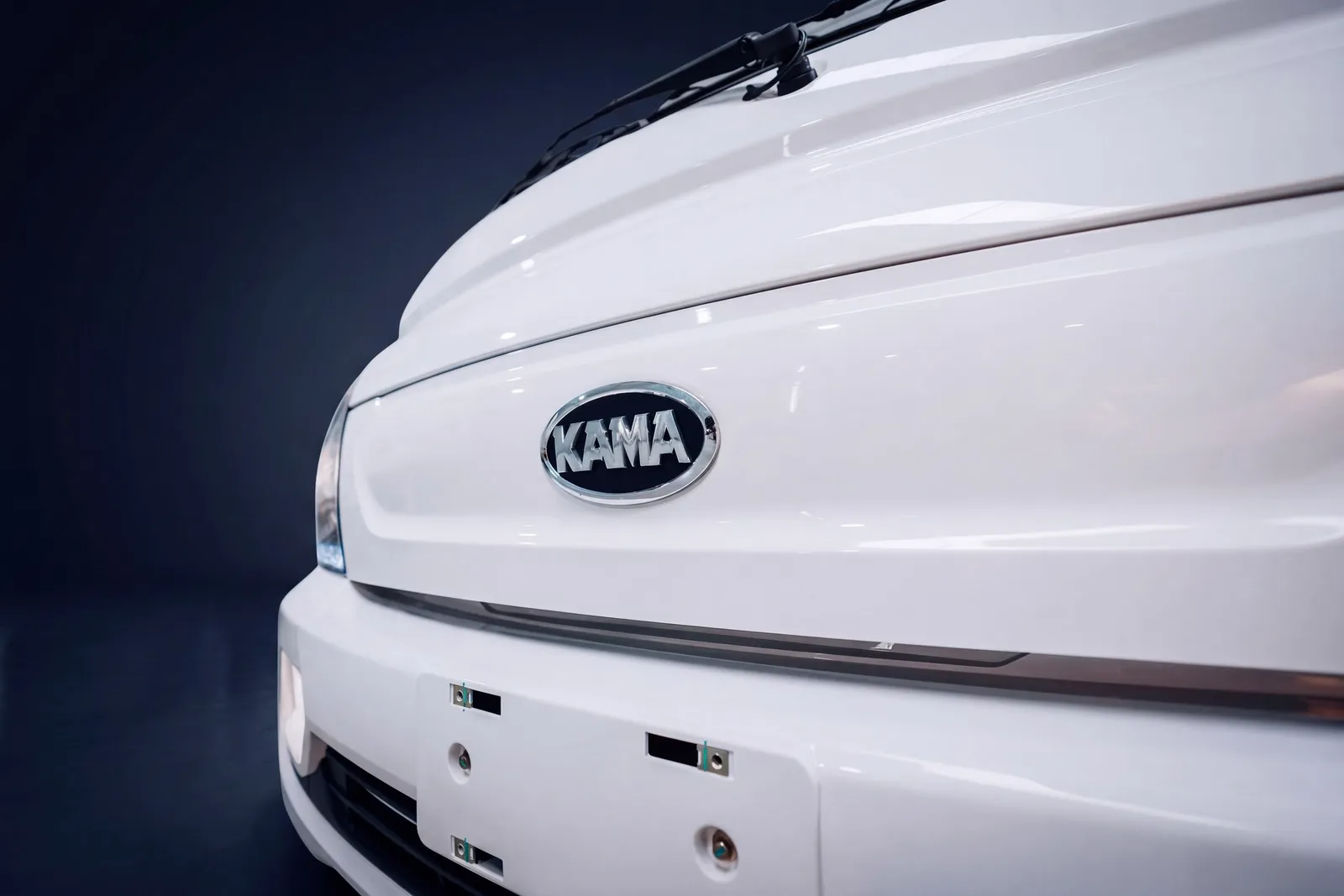Trompa del KAMA X1 con el logo de la marca sobre el capot
