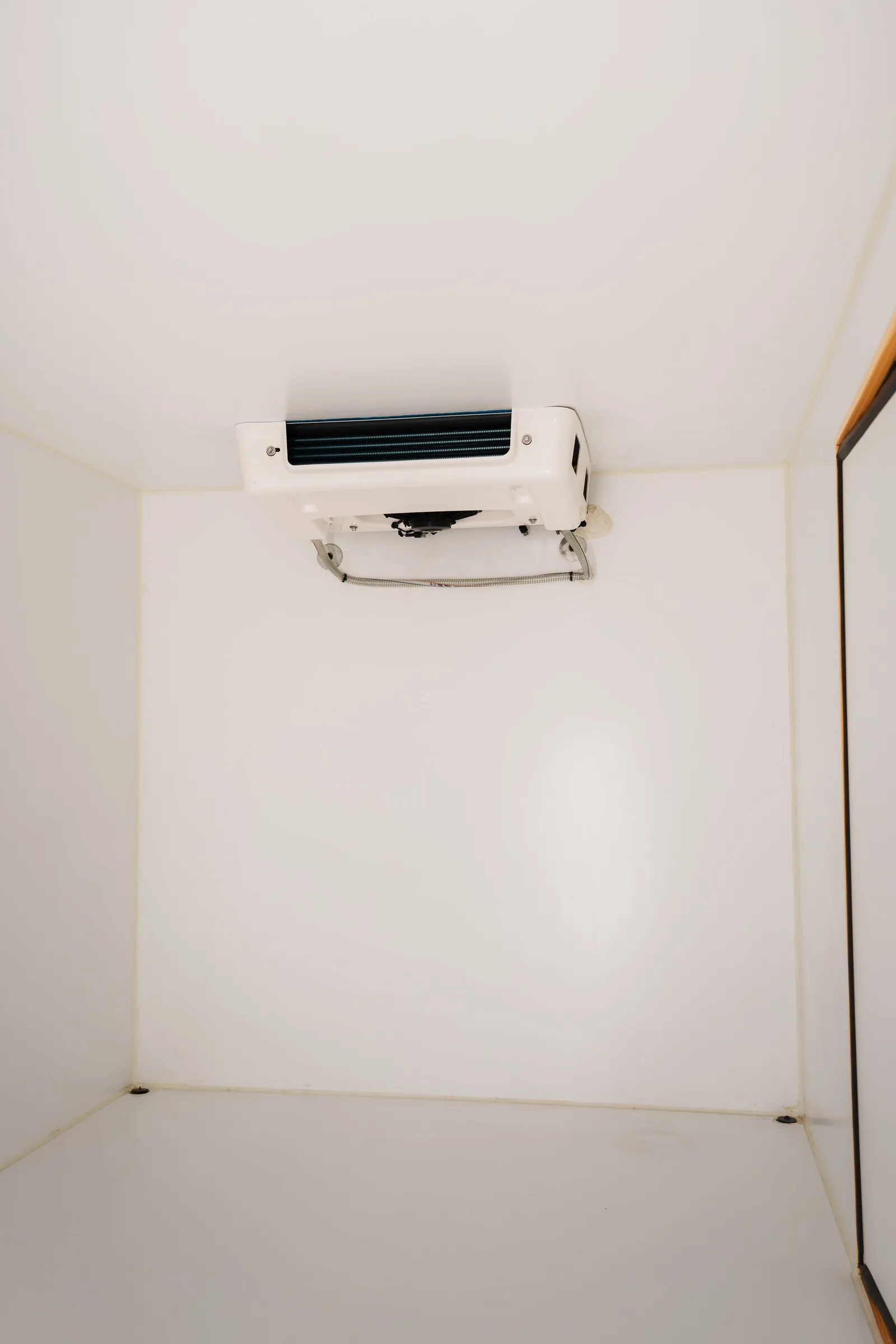 Evaporador del equipo de frío dentro del furgón del KAMA X1 Refrigerado, que enfría hasta −18 °C