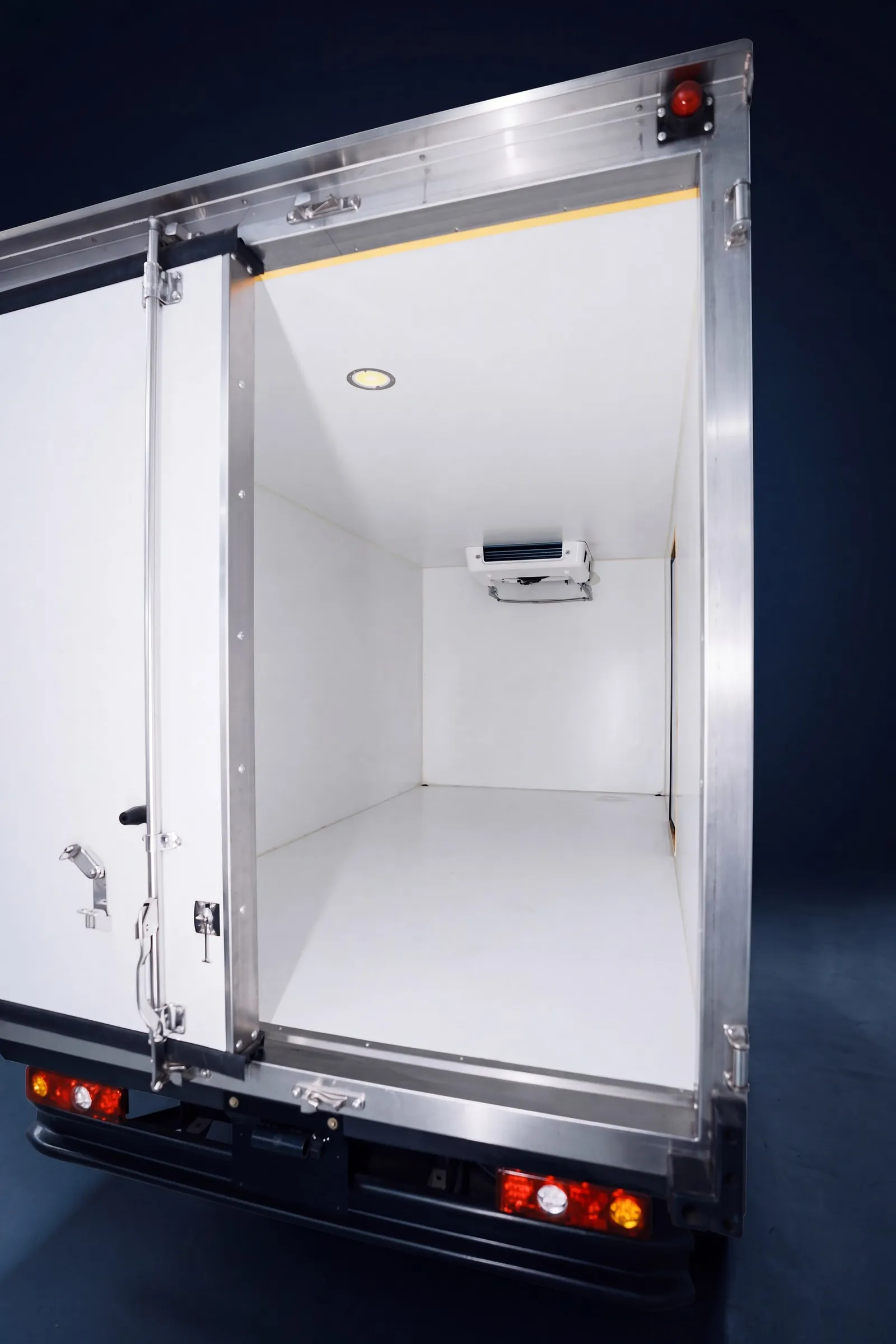 Acceso trasero al furgón del KAMA X1 Refrigerado, con 3,57 m de largo interior y piso antideslizante
