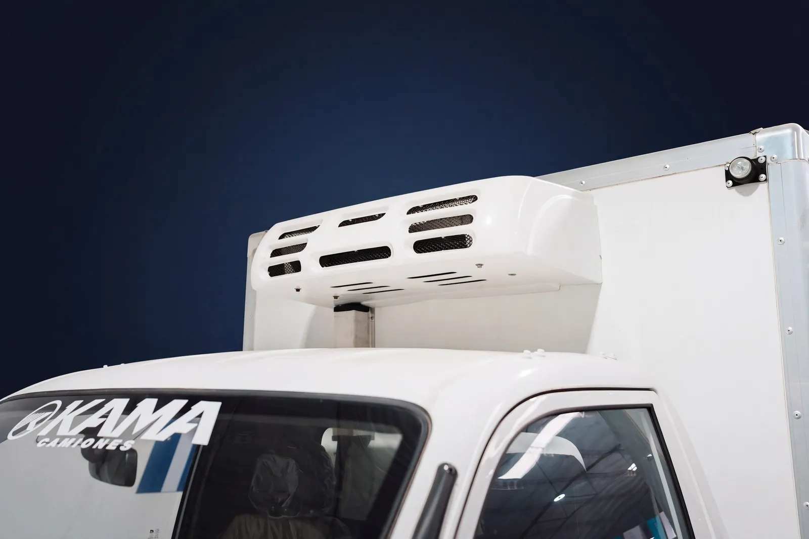 Equipo de frío del KAMA X1 Refrigerado montado sobre el techo de la cabina, con compresor propio