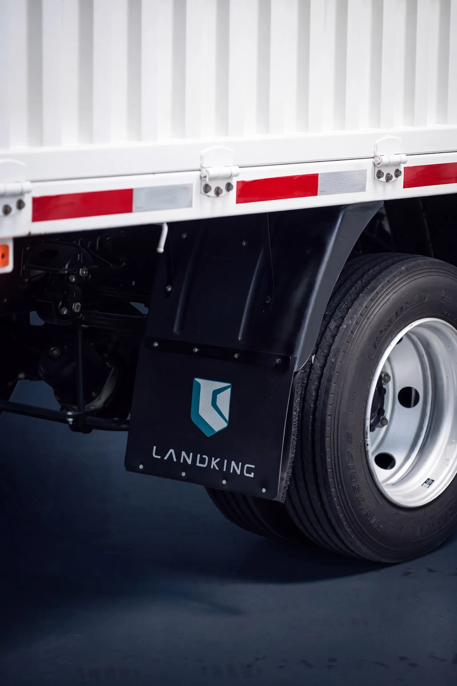 Guardabarros trasero del Landking LK1016 con la pollera LANDKING