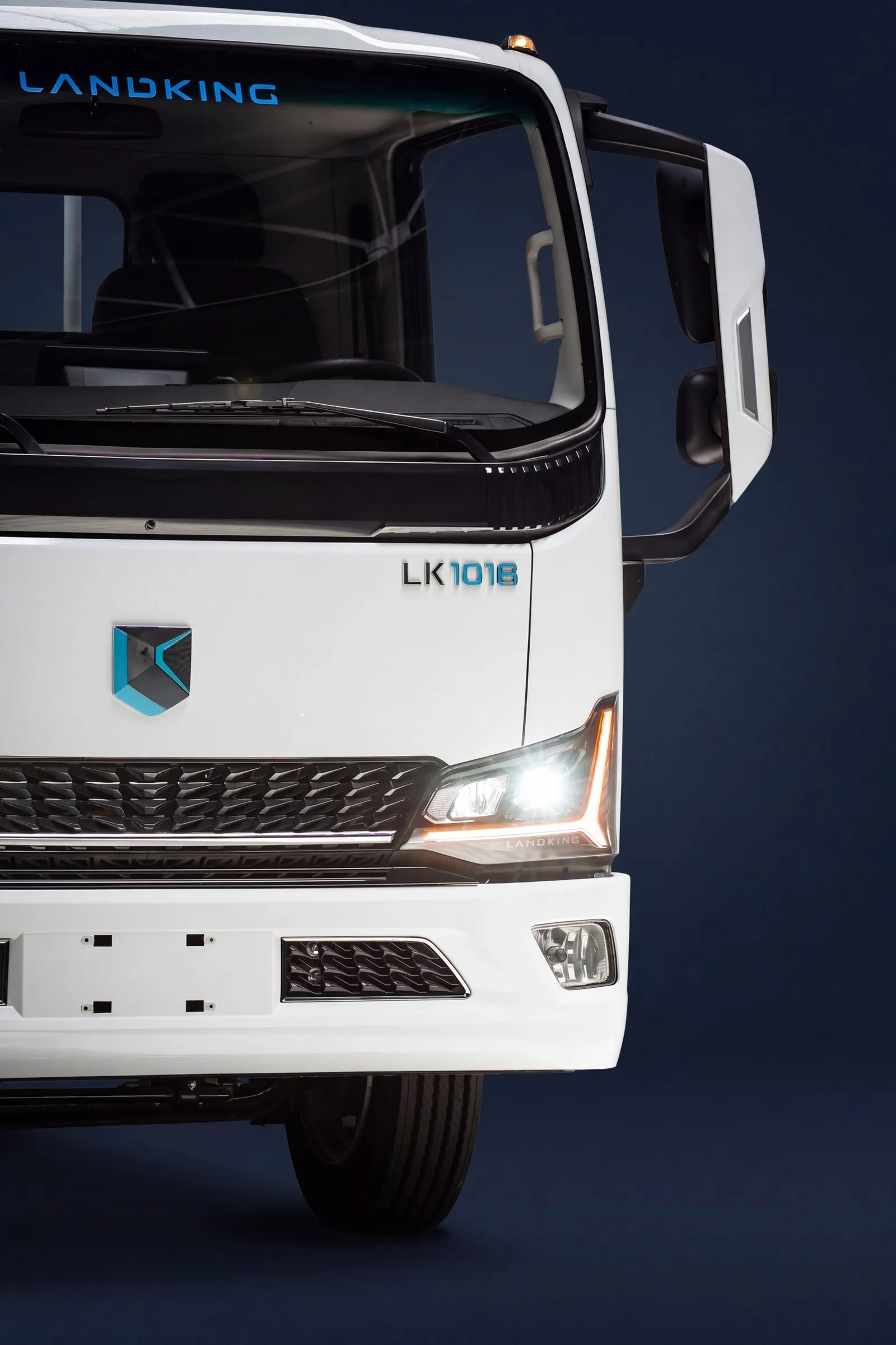 Frente del Landking LK1016 con los faros encendidos y las puertas abiertas