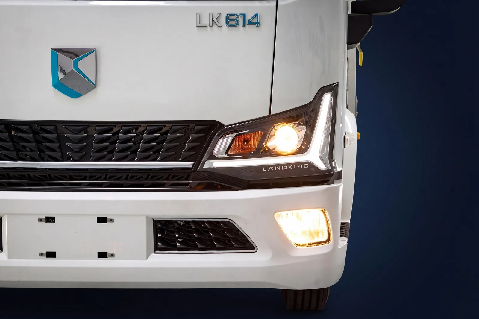 Óptica LED y parrilla del Landking LK614, con el badge del modelo