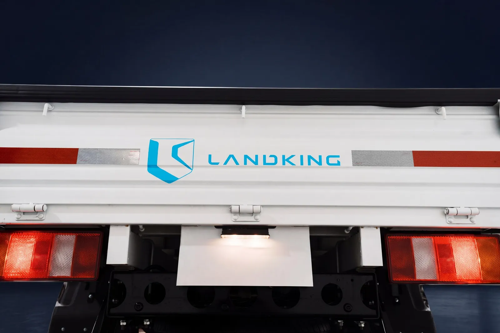 Portón trasero de la caja del Landking LK3, con el logo LANDKING