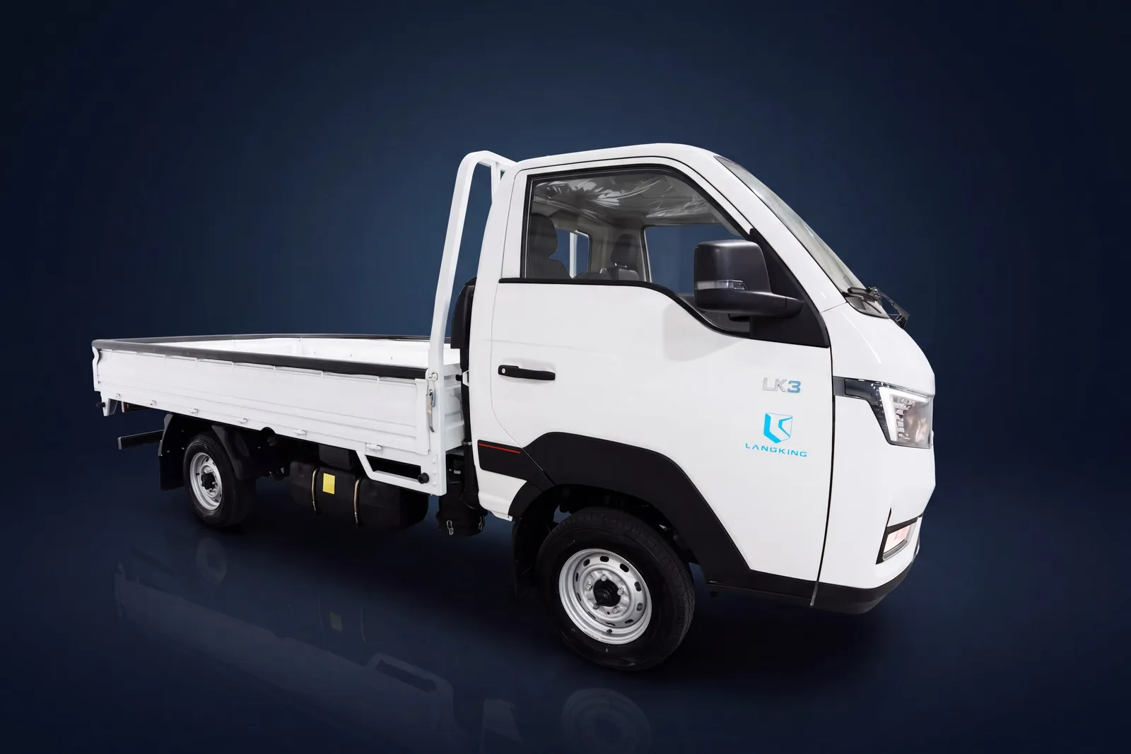 Landking LK3 de atrás en tres cuartos, con la caja de 3,5 metros